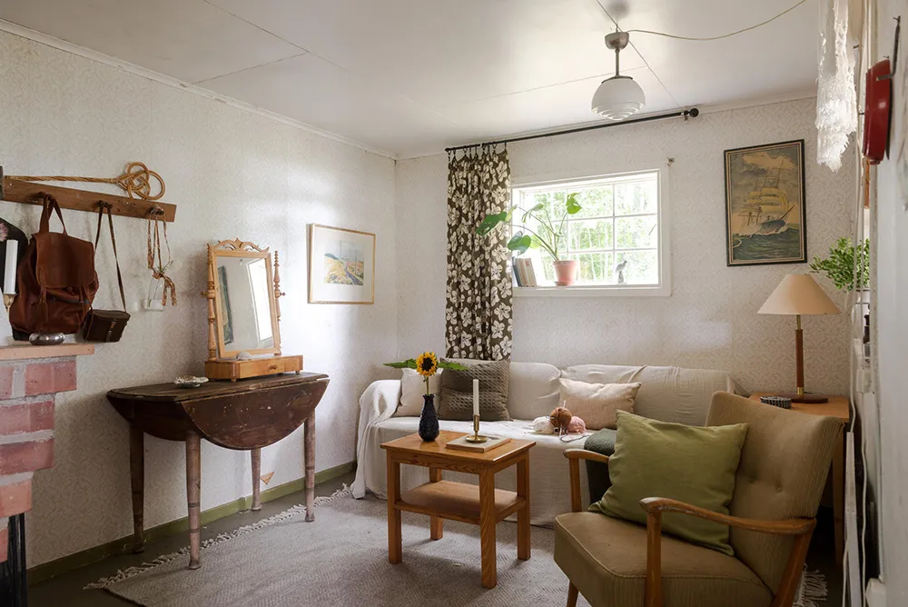 Маленька шведська дача біля озера з душевними інтер'єрами - Gallery image 14