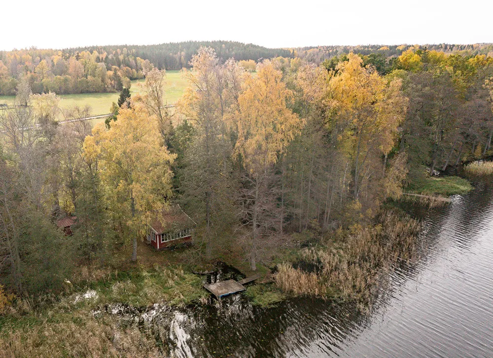 Маленька шведська дача біля озера з душевними інтер'єрами - Gallery image 26