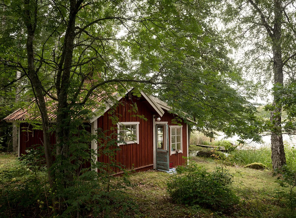 Маленька шведська дача біля озера з душевними інтер'єрами - Gallery image 1