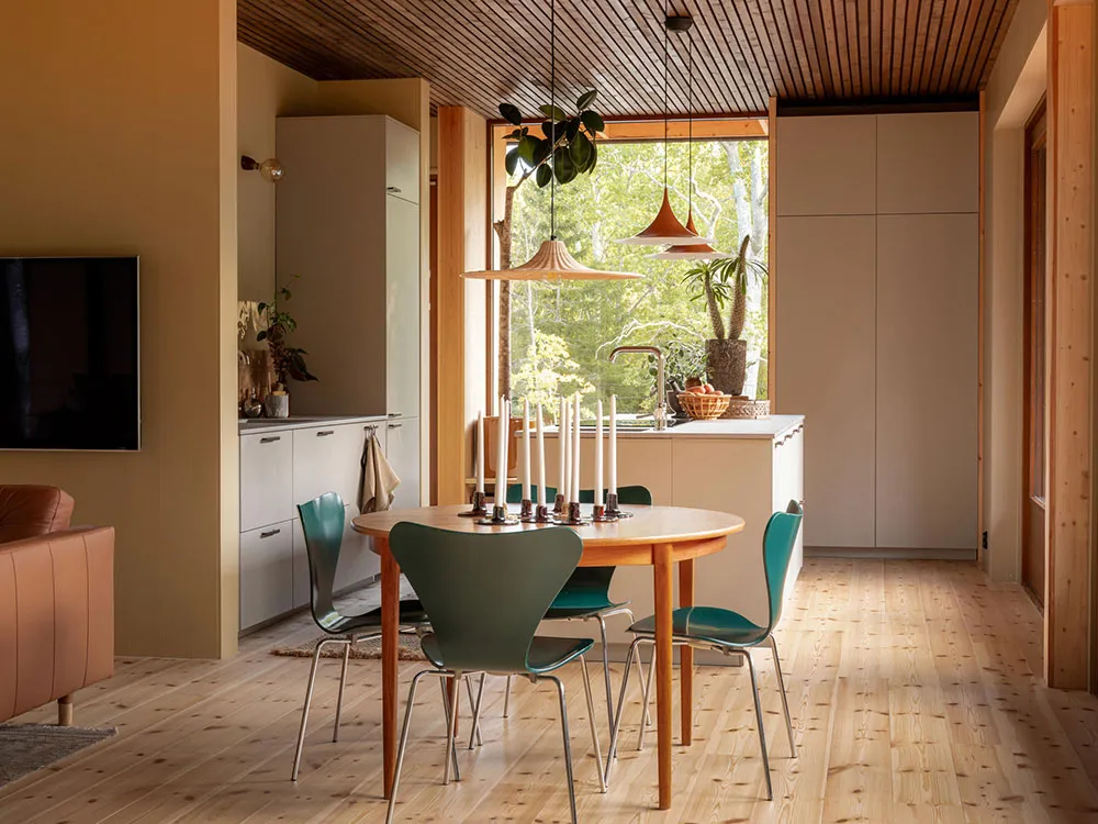 Wärme aus natürlichen Holz: gemütlicher moderner Feriendom in Schweden - Gallery image 13