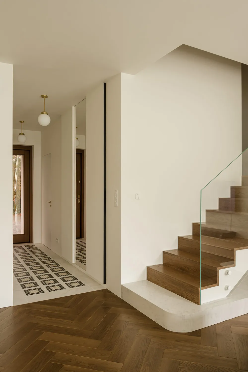 Teintes de vert et motifs exotiques dans la décoration d'une maison moderne à Varsovie - Gallery image 13