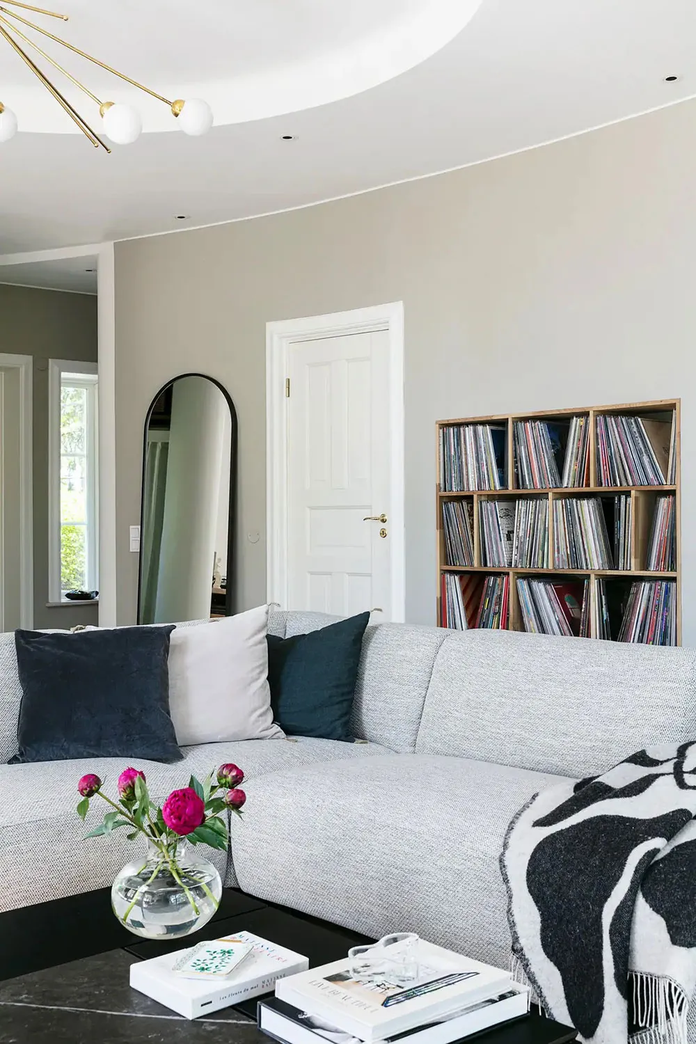 Уютный шведский коттедж в лесу с округлыми линиями в архитектуре - Gallery image 4