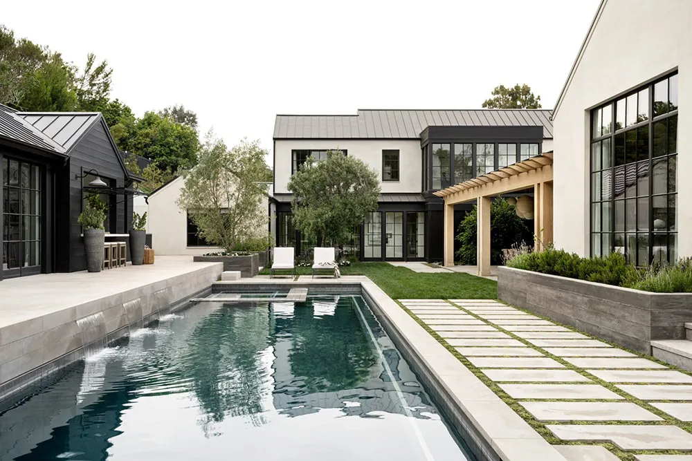 Безупречность натурального дизайна в новом проекте Studio McGee - Gallery image 38