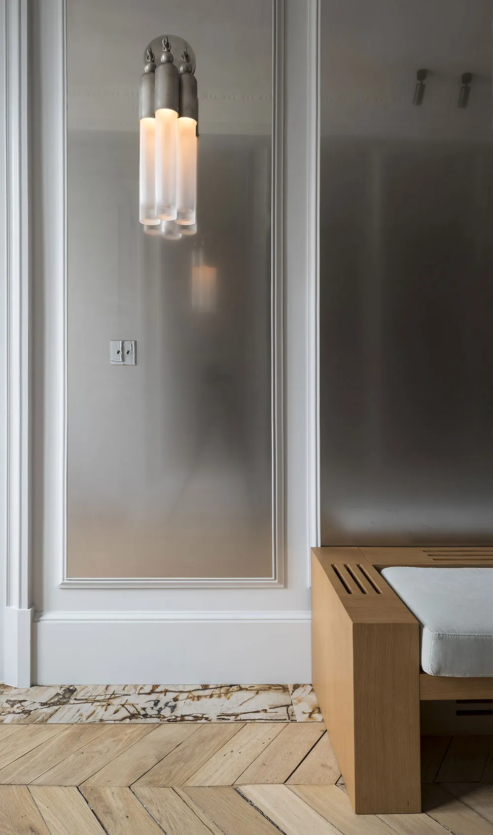 Piękno naturalnego kamienia w eleganckim apartamencie w Paryżu - Gallery image 17