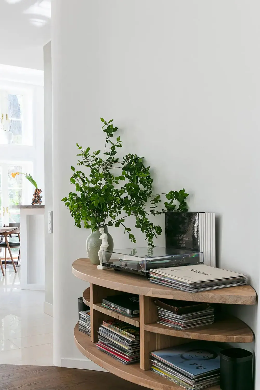 Уютный шведский коттедж в лесу с округлыми линиями в архитектуре - Gallery image 6