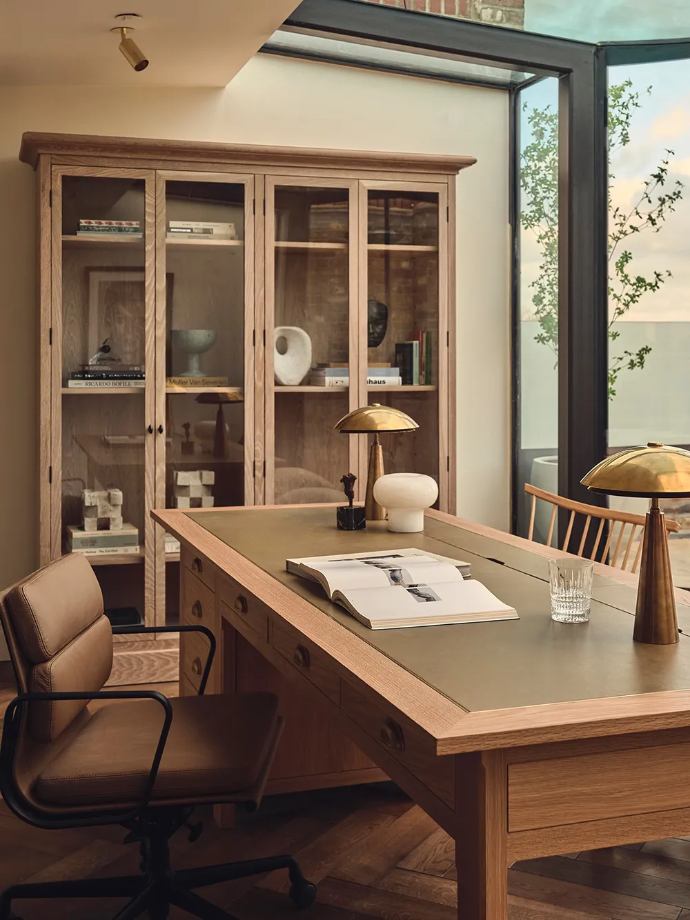 Angenehme erdigfarbene Akzente in den Interieurs eines victorianischen Hauses am Ufer der Themse - Gallery image 3