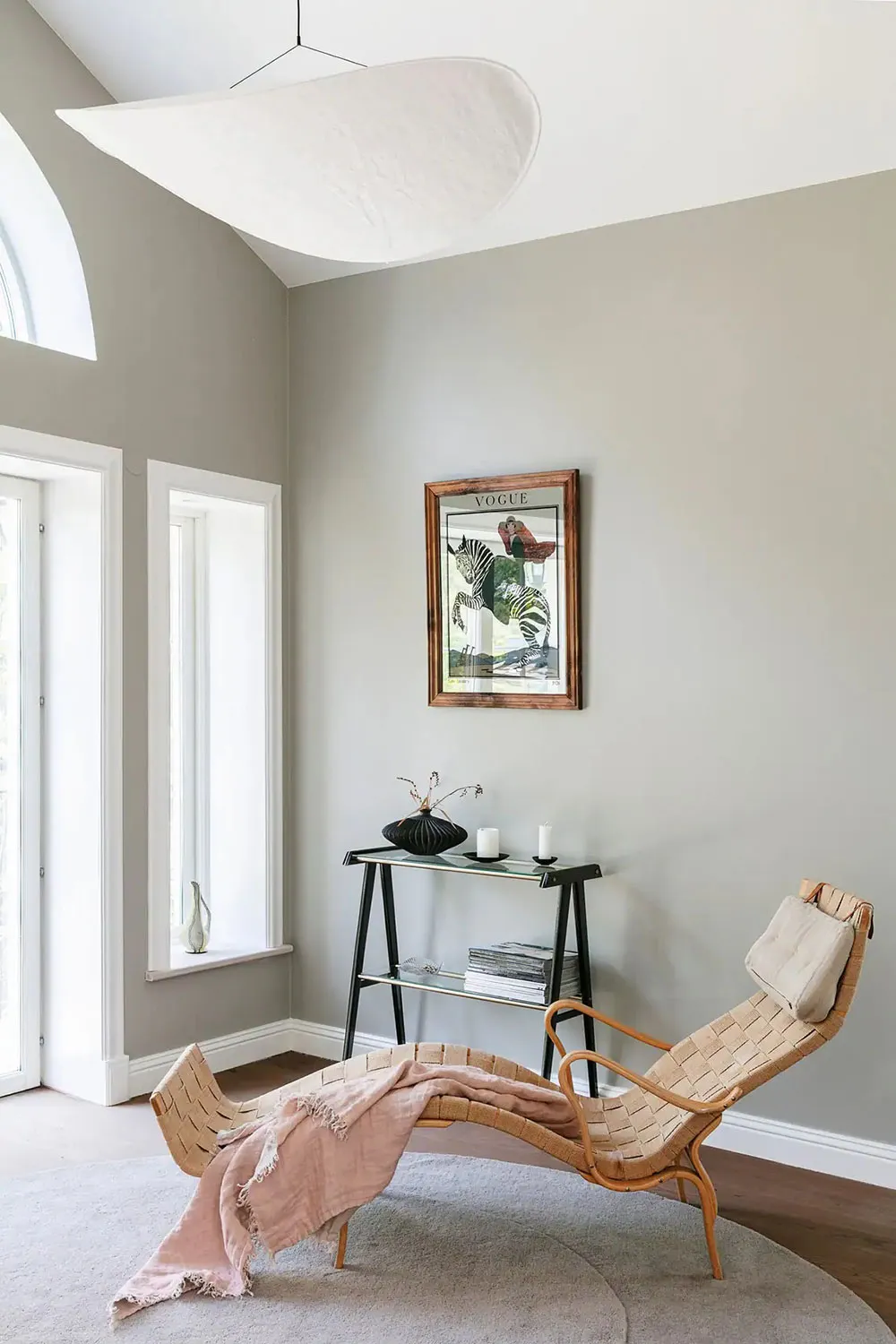 Уютный шведский коттедж в лесу с округлыми линиями в архитектуре - Gallery image 12