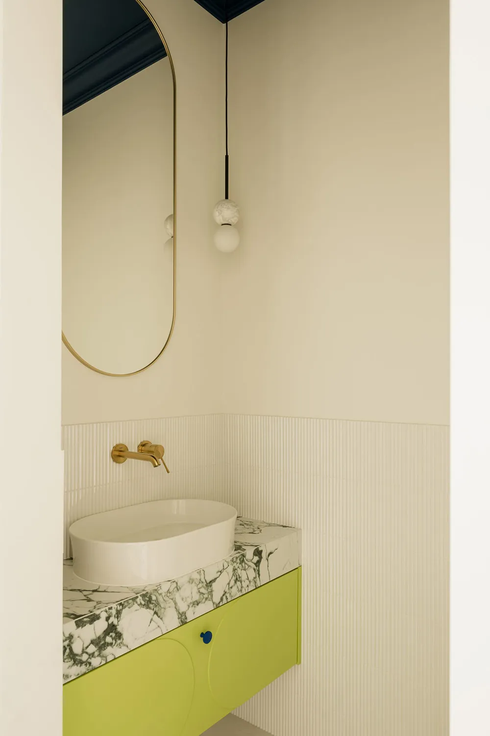 Teintes de vert et motifs exotiques dans la décoration d'une maison moderne à Varsovie - Gallery image 12