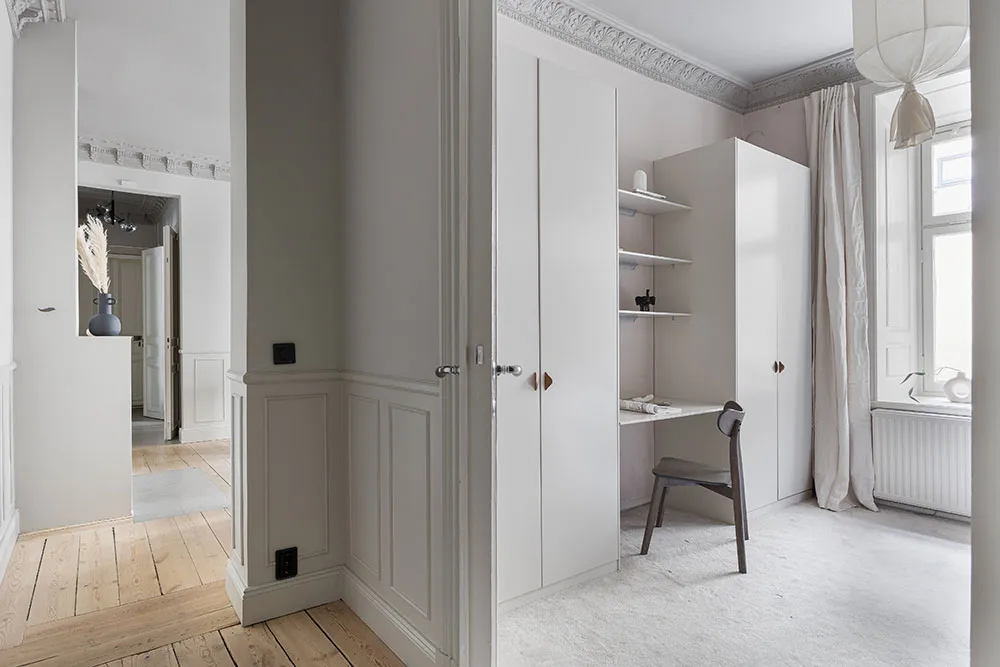 Là-dedans, plafond accentué et meubles élégants : appartement à Stockholm (72 m²) - Gallery image 14