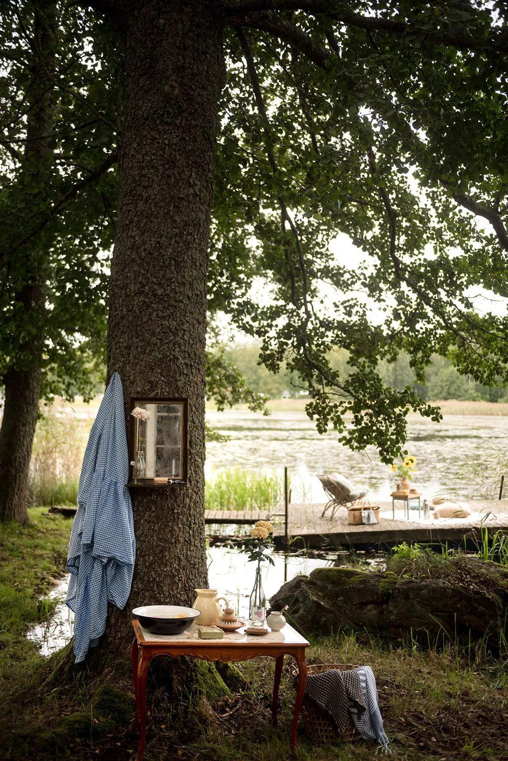 Маленька шведська дача біля озера з душевними інтер'єрами - Gallery image 21