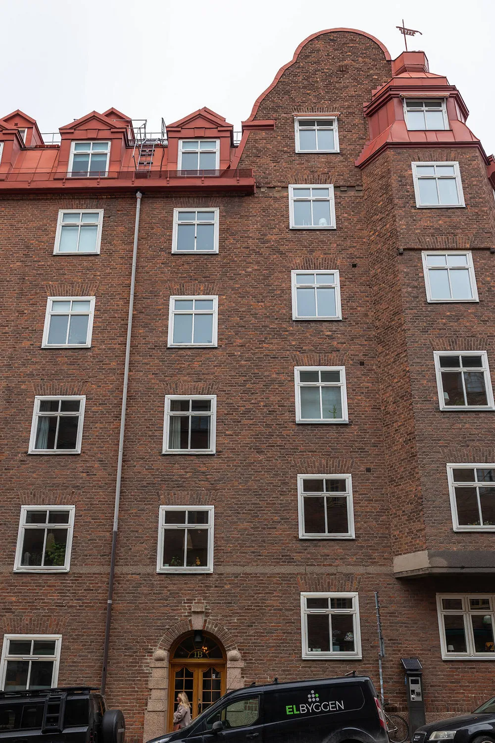 Fond d'écran floral dans le salon et une cuisine rouge : un appartement expressif à Stockholm - Gallery image 23