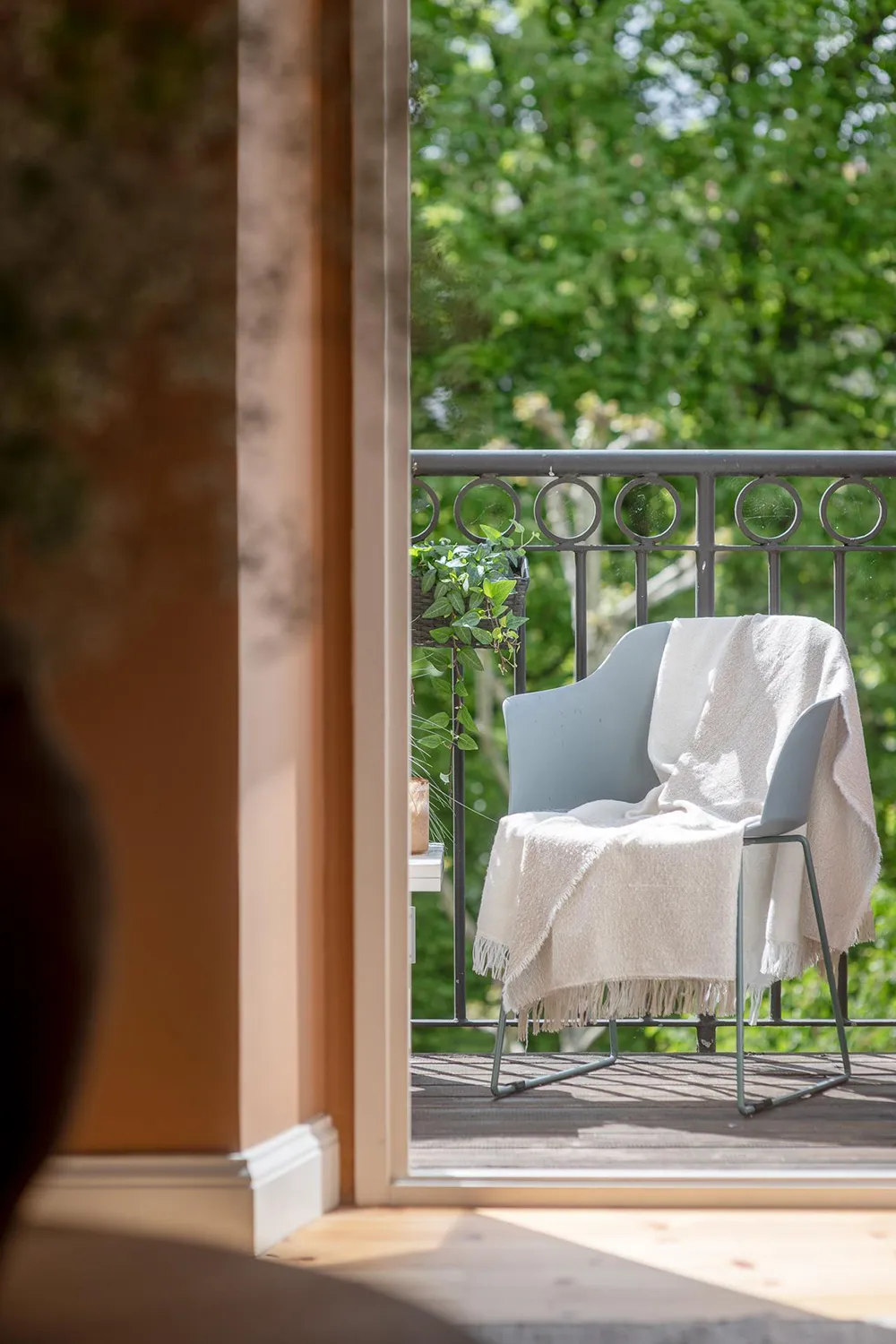 Salle de séjour en terre cuite et cuisine fraîche : appartement à Göteborg - Gallery image 11