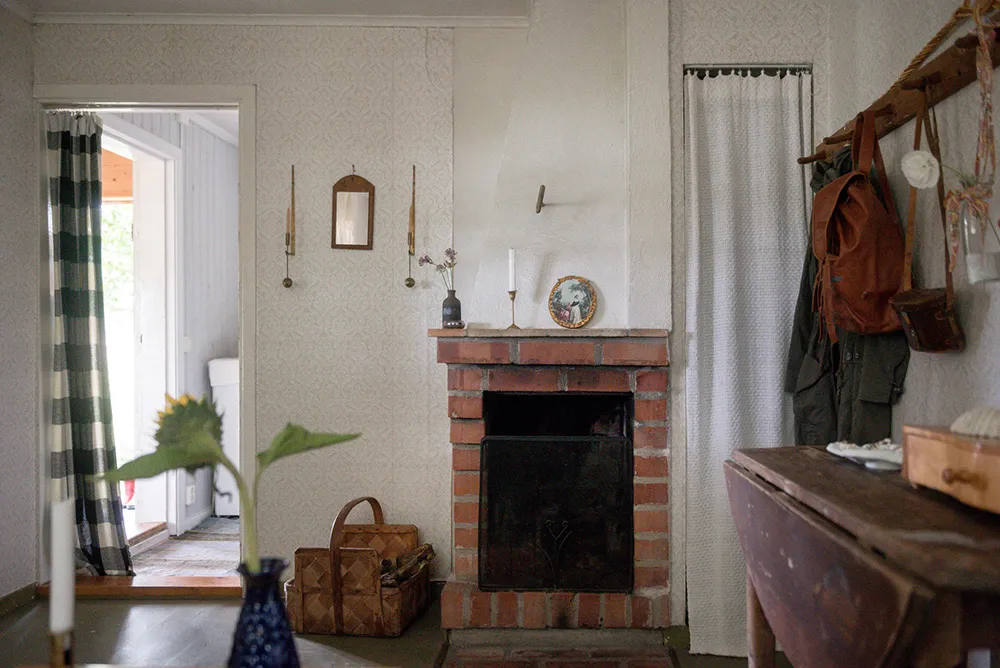 Маленька шведська дача біля озера з душевними інтер'єрами - Gallery image 15