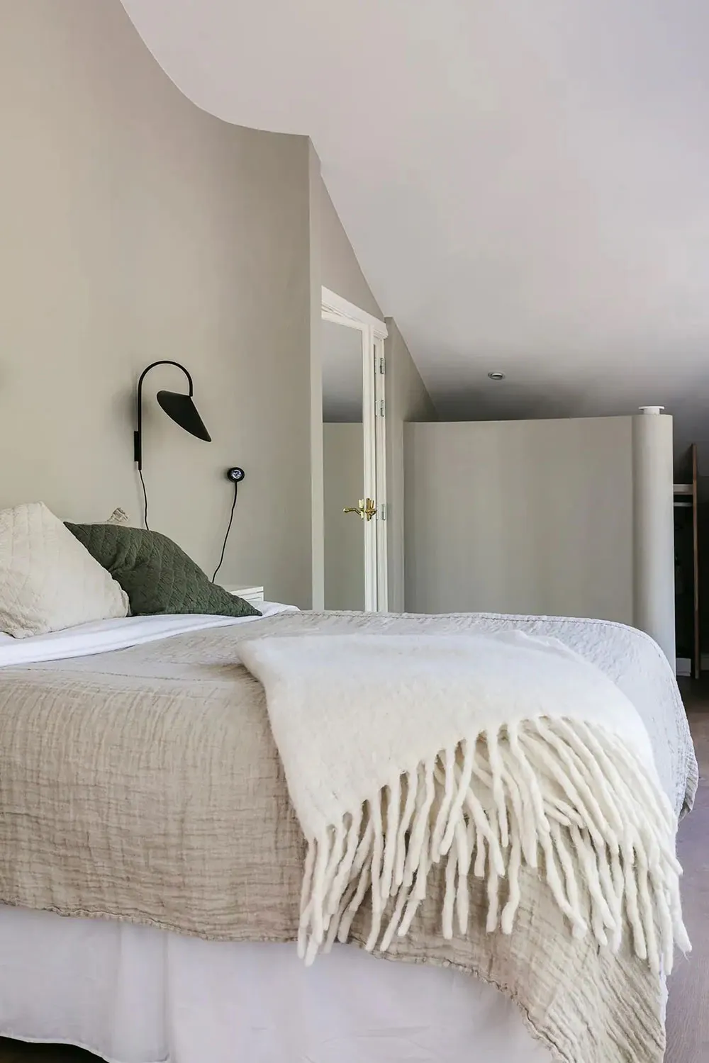 Уютный шведский коттедж в лесу с округлыми линиями в архитектуре - Gallery image 11