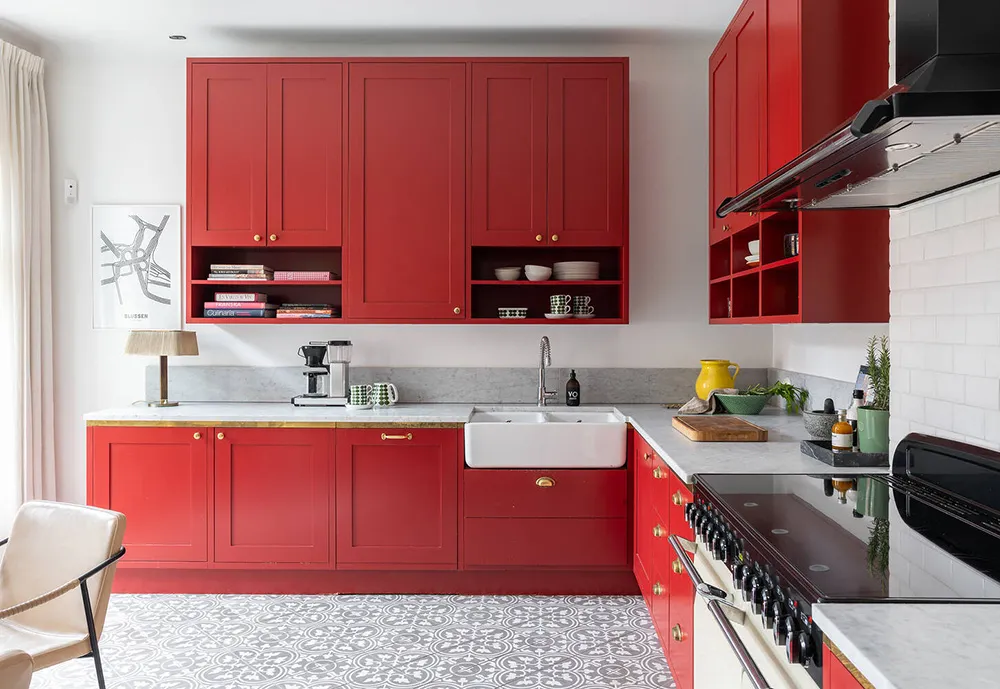 Fond d'écran floral dans le salon et une cuisine rouge : un appartement expressif à Stockholm - Gallery image 10