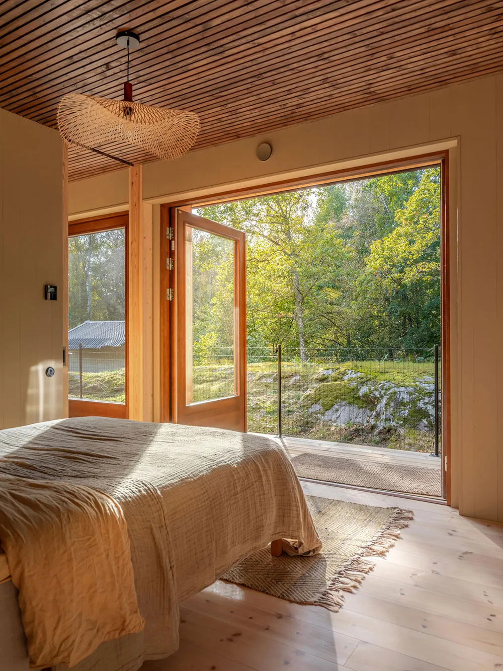 Wärme aus natürlichen Holz: gemütlicher moderner Feriendom in Schweden - Gallery image 21