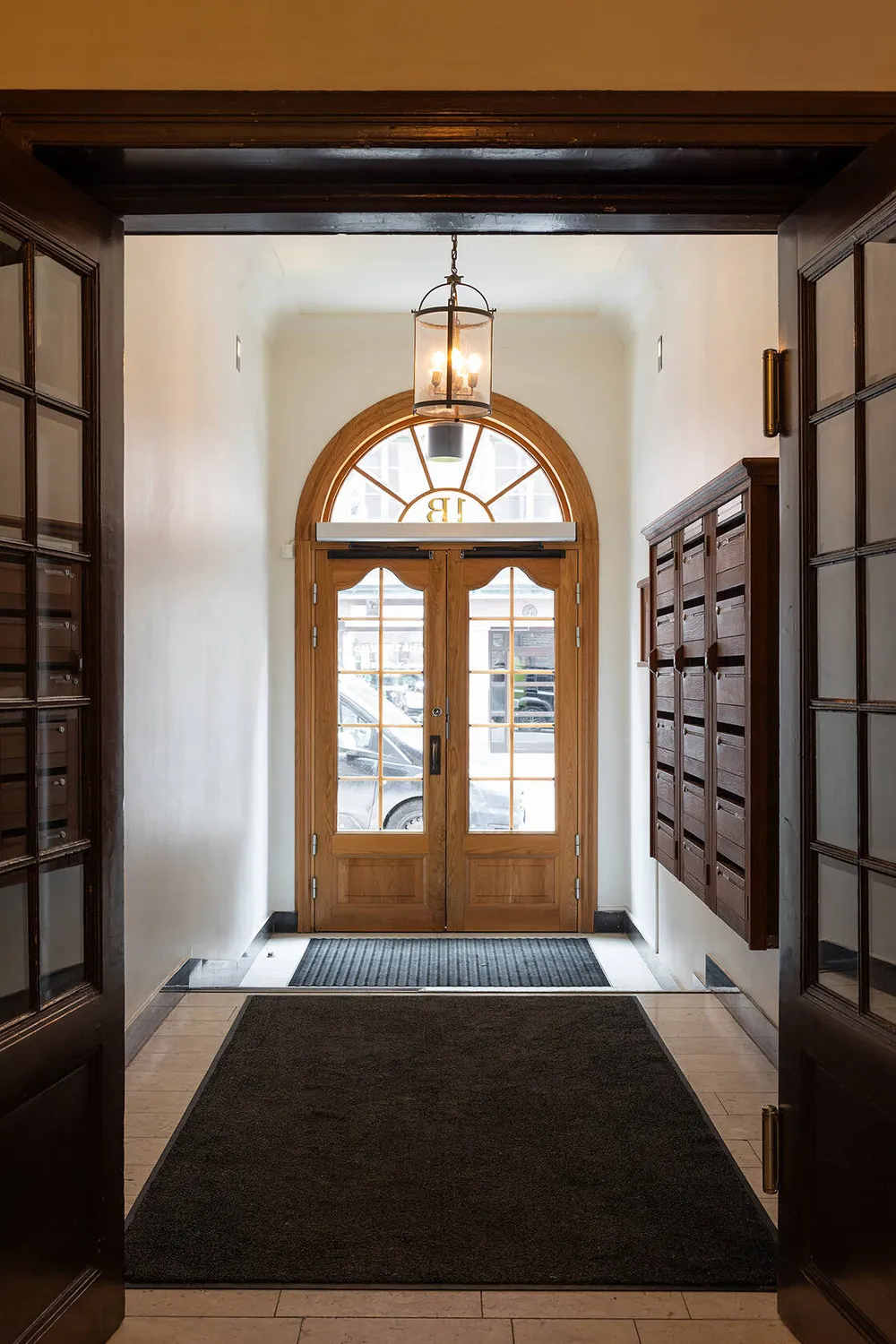 Fond d'écran floral dans le salon et une cuisine rouge : un appartement expressif à Stockholm - Gallery image 22