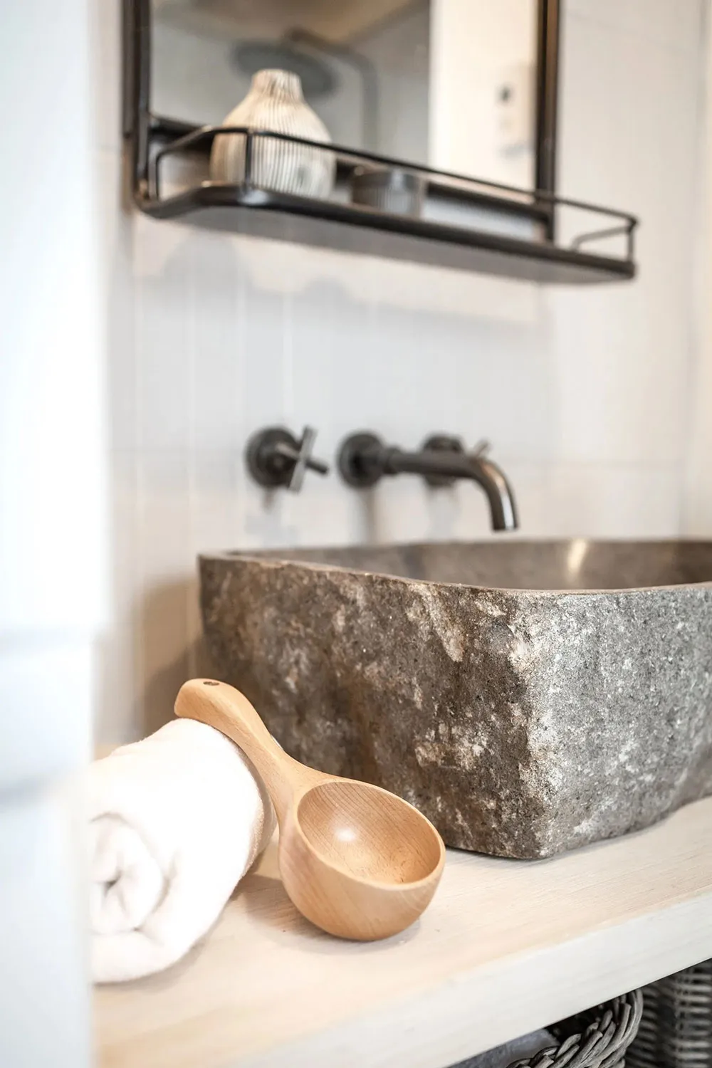 Raj dla introverta: piękny domek w kształcie litery A w kanadyjskim lesie - Gallery image 11