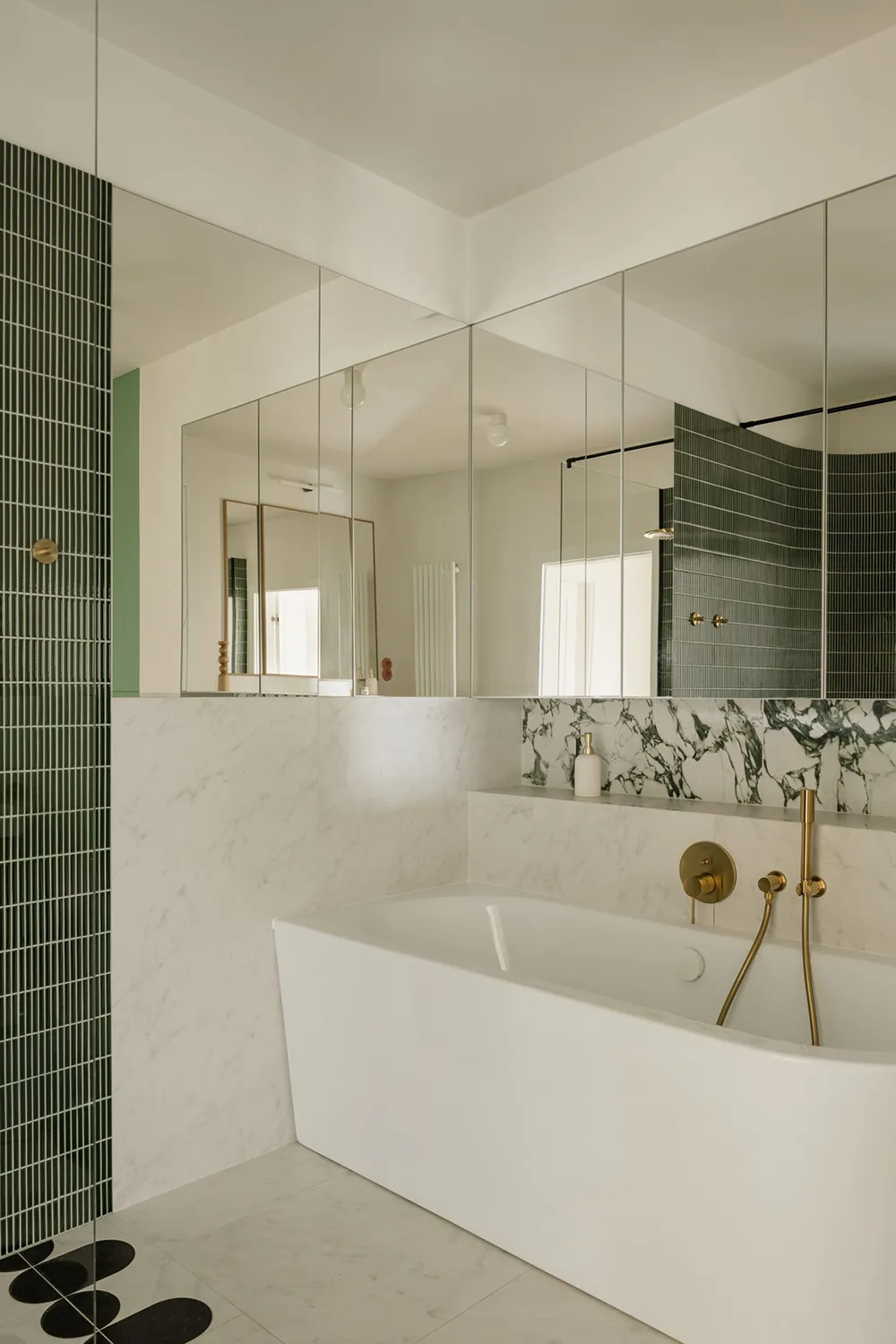 Teintes de vert et motifs exotiques dans la décoration d'une maison moderne à Varsovie - Gallery image 18