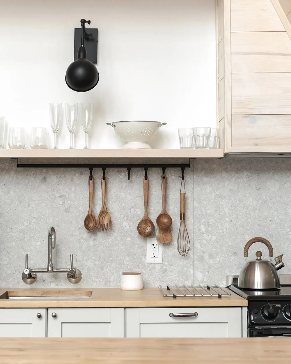 Raj dla introverta: piękny domek w kształcie litery A w kanadyjskim lesie - Gallery image 5