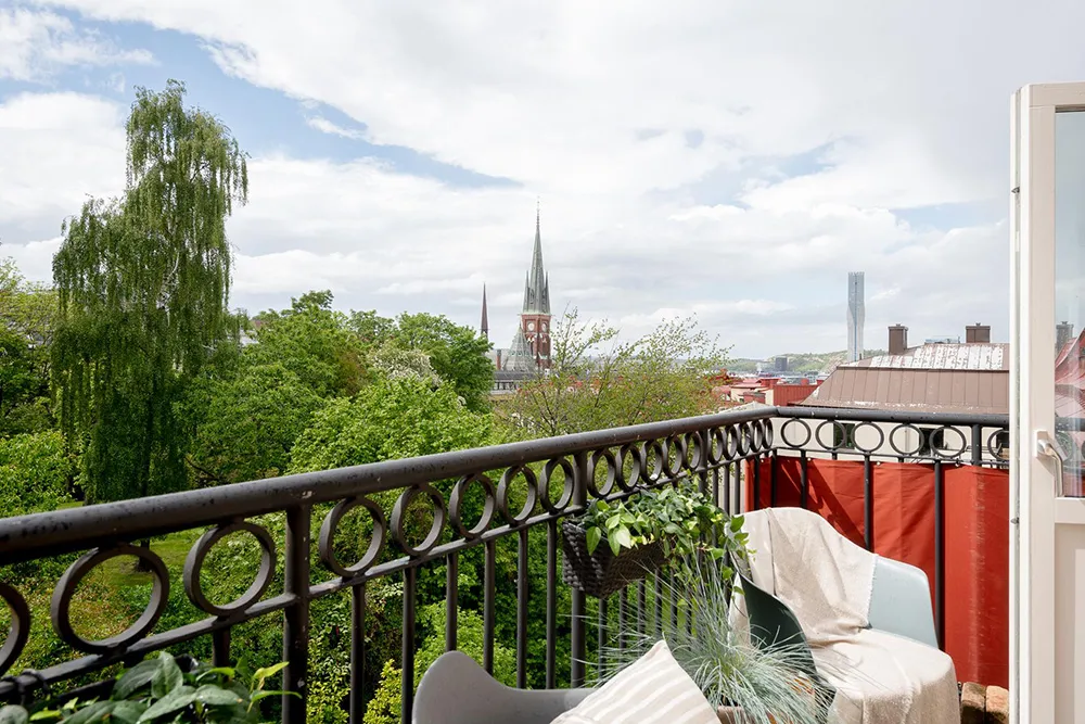 Salle de séjour en terre cuite et cuisine fraîche : appartement à Göteborg - Gallery image 23