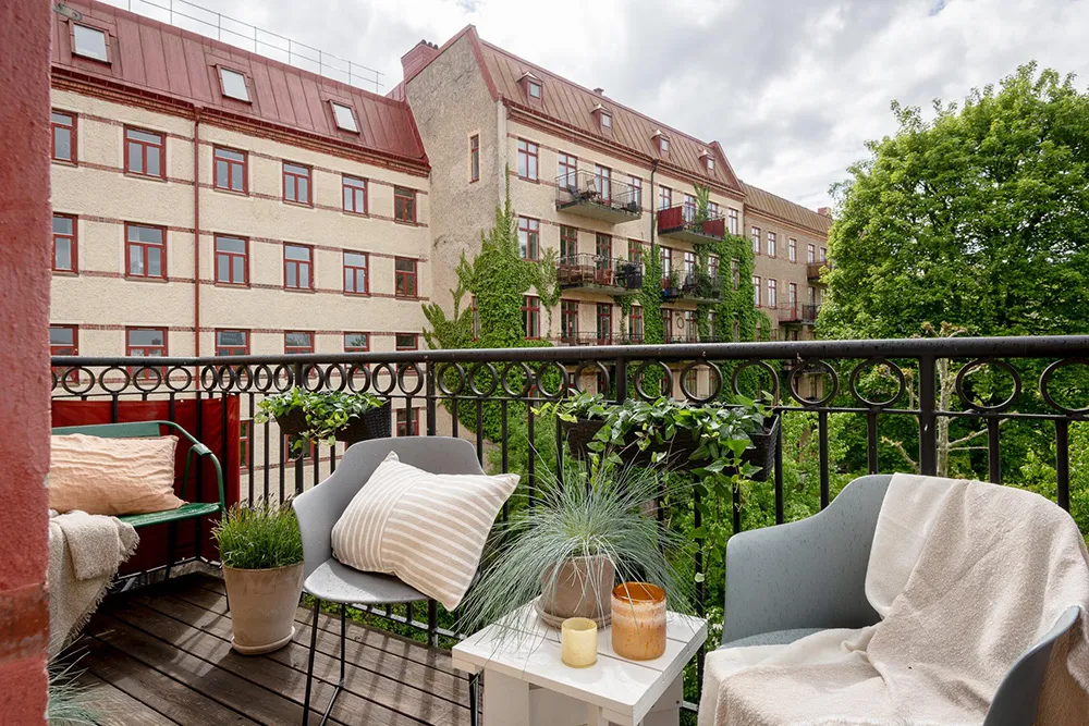 Salle de séjour en terre cuite et cuisine fraîche : appartement à Göteborg - Gallery image 13