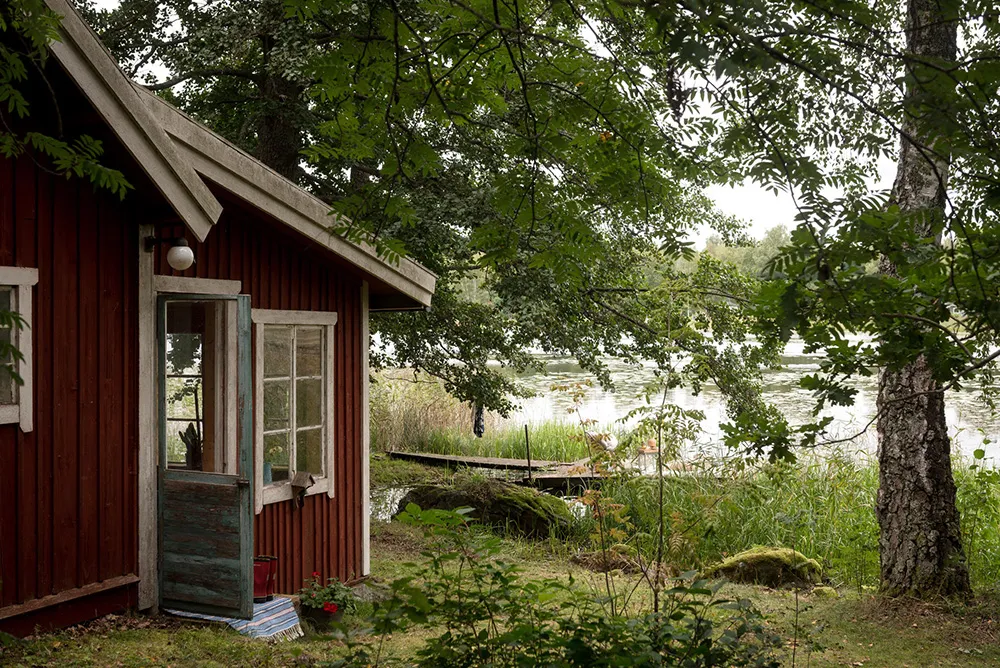 Маленька шведська дача біля озера з душевними інтер'єрами - Gallery image 19