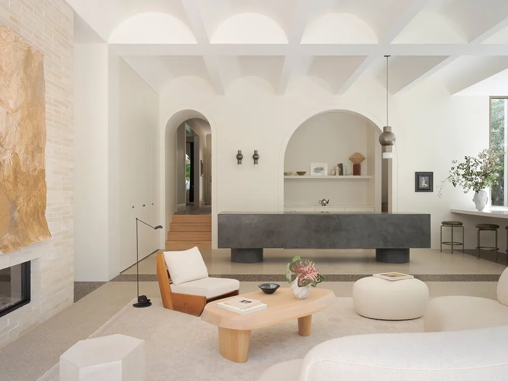 Elegant white interiors against the backdrop of a beautiful garden: house in Sydney - Gallery image 3