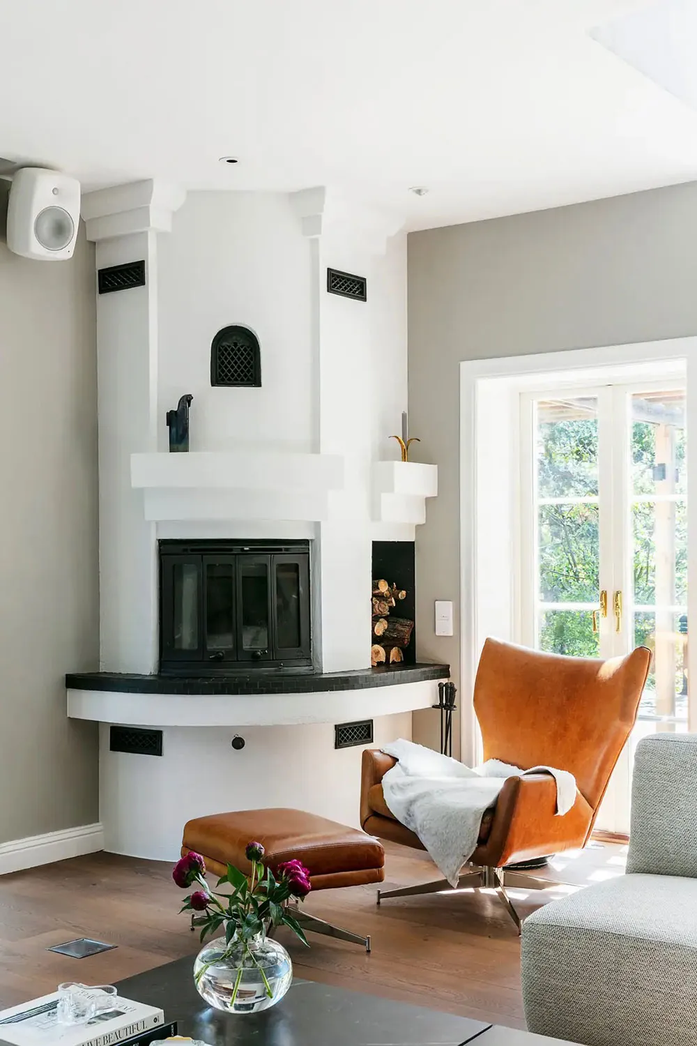 Уютный шведский коттедж в лесу с округлыми линиями в архитектуре - Gallery image 3