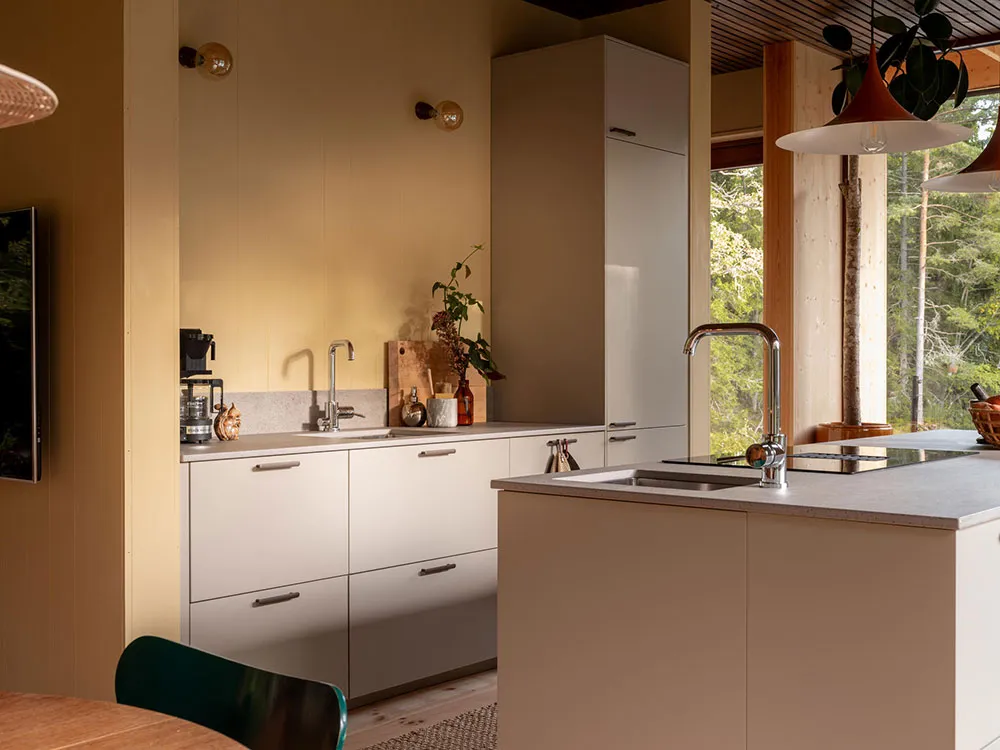 Wärme aus natürlichen Holz: gemütlicher moderner Feriendom in Schweden - Gallery image 14