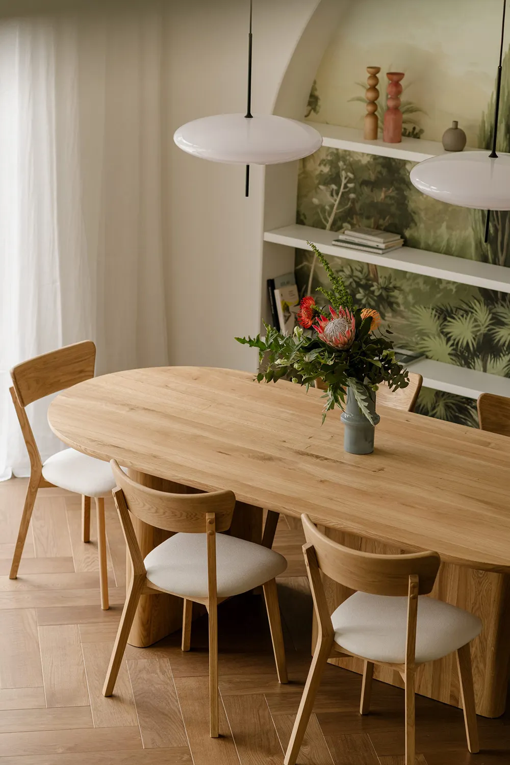 Teintes de vert et motifs exotiques dans la décoration d'une maison moderne à Varsovie - Gallery image 1