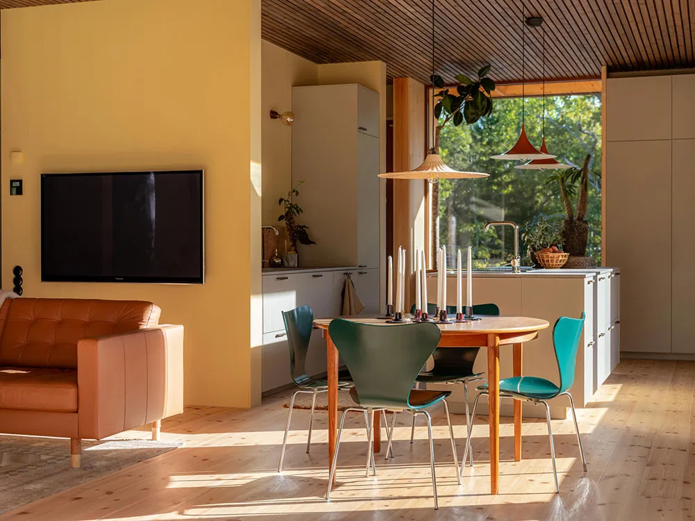 Wärme aus natürlichen Holz: gemütlicher moderner Feriendom in Schweden - Gallery image 4