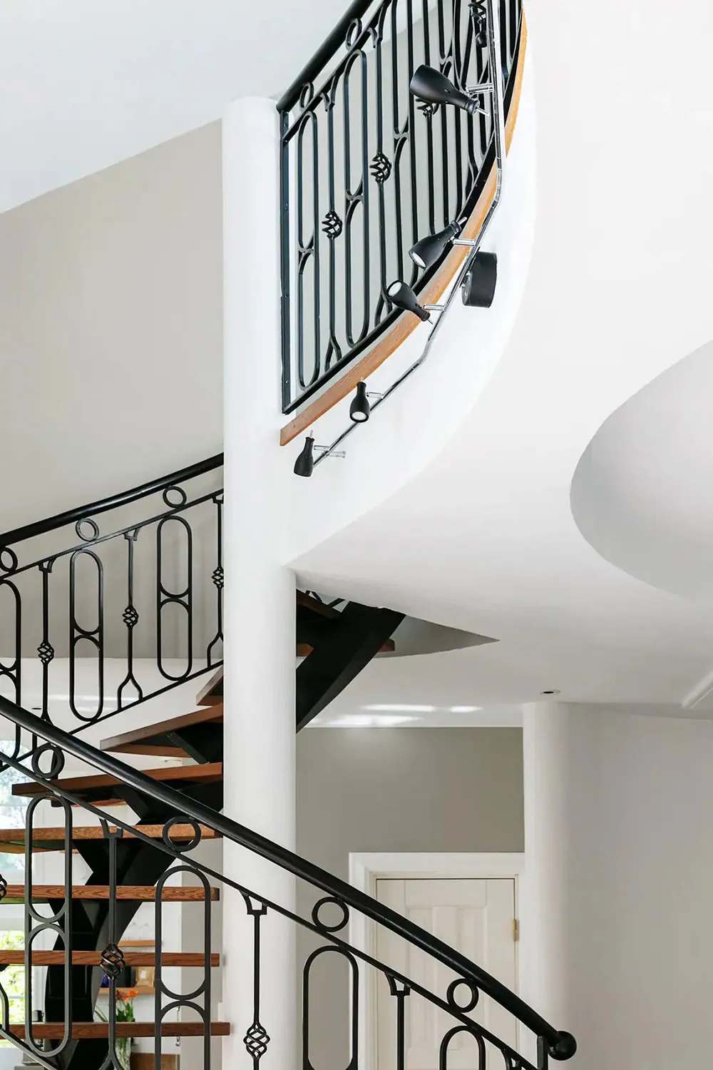 Уютный шведский коттедж в лесу с округлыми линиями в архитектуре - Gallery image 10