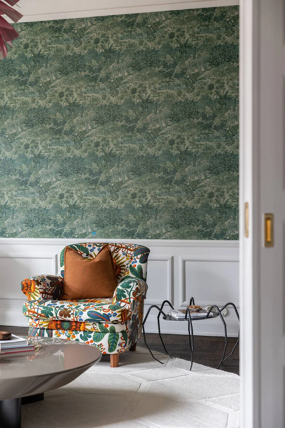 Fond d'écran floral dans le salon et une cuisine rouge : un appartement expressif à Stockholm - Gallery image 7