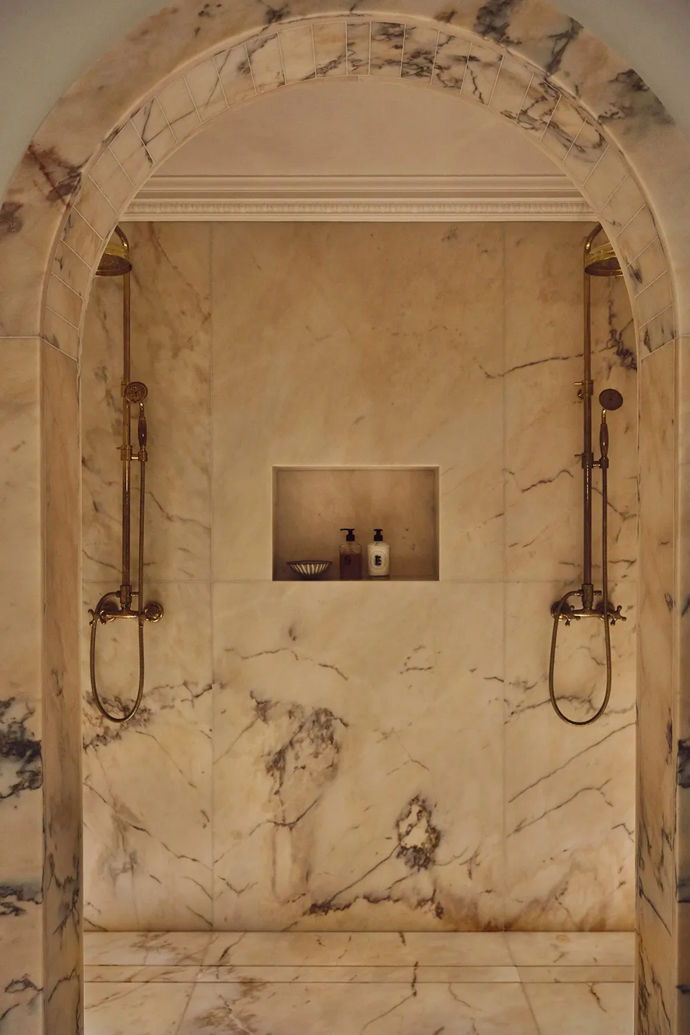 Angenehme erdigfarbene Akzente in den Interieurs eines victorianischen Hauses am Ufer der Themse - Gallery image 7