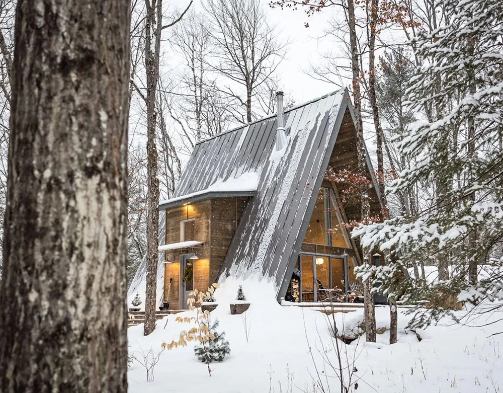 Raj dla introverta: piękny domek w kształcie litery A w kanadyjskim lesie - Gallery image 17