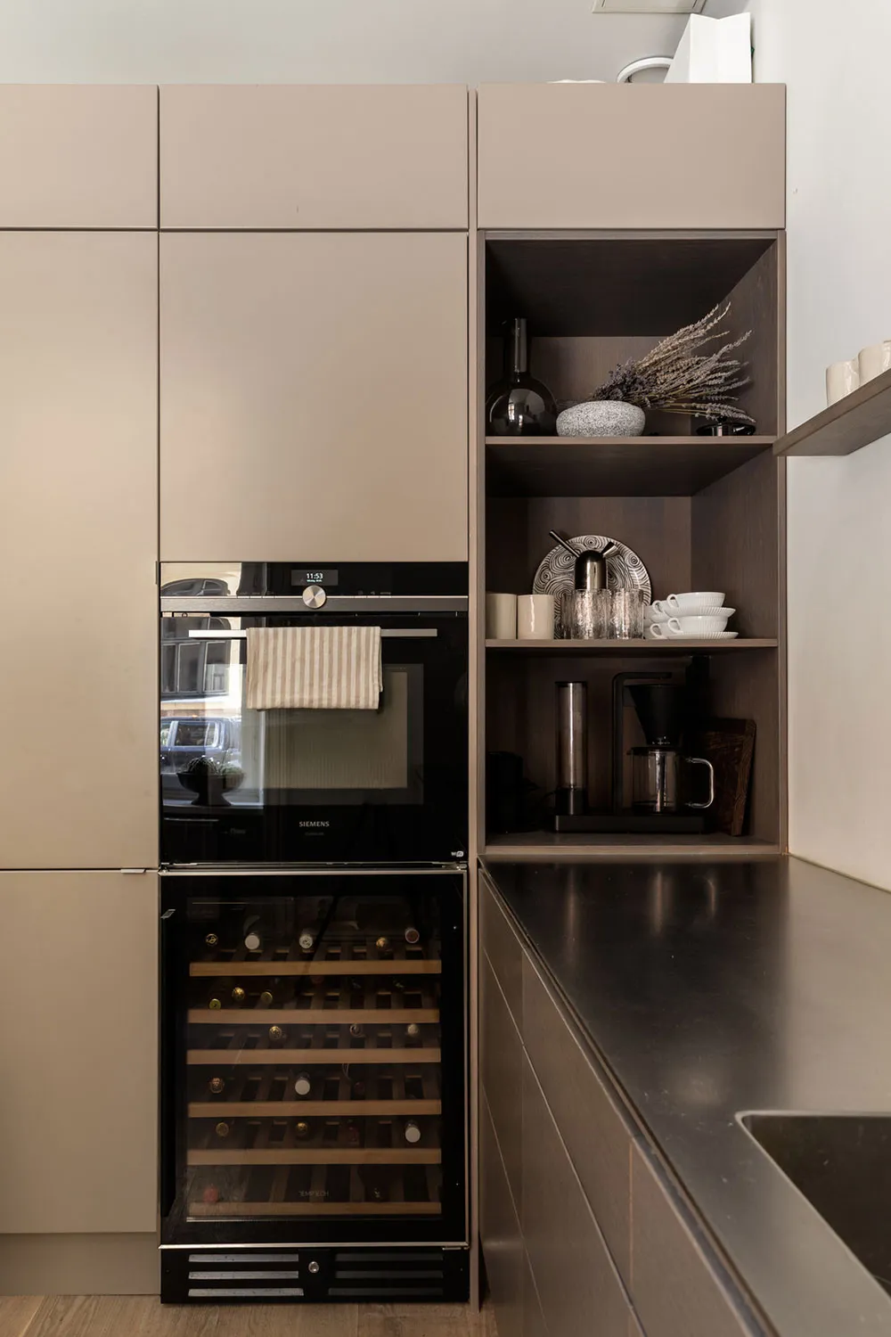 Stylowy nowoczesny apartament z ciepłymi akcentami w Stokholmii (83 m²) - Gallery image 15