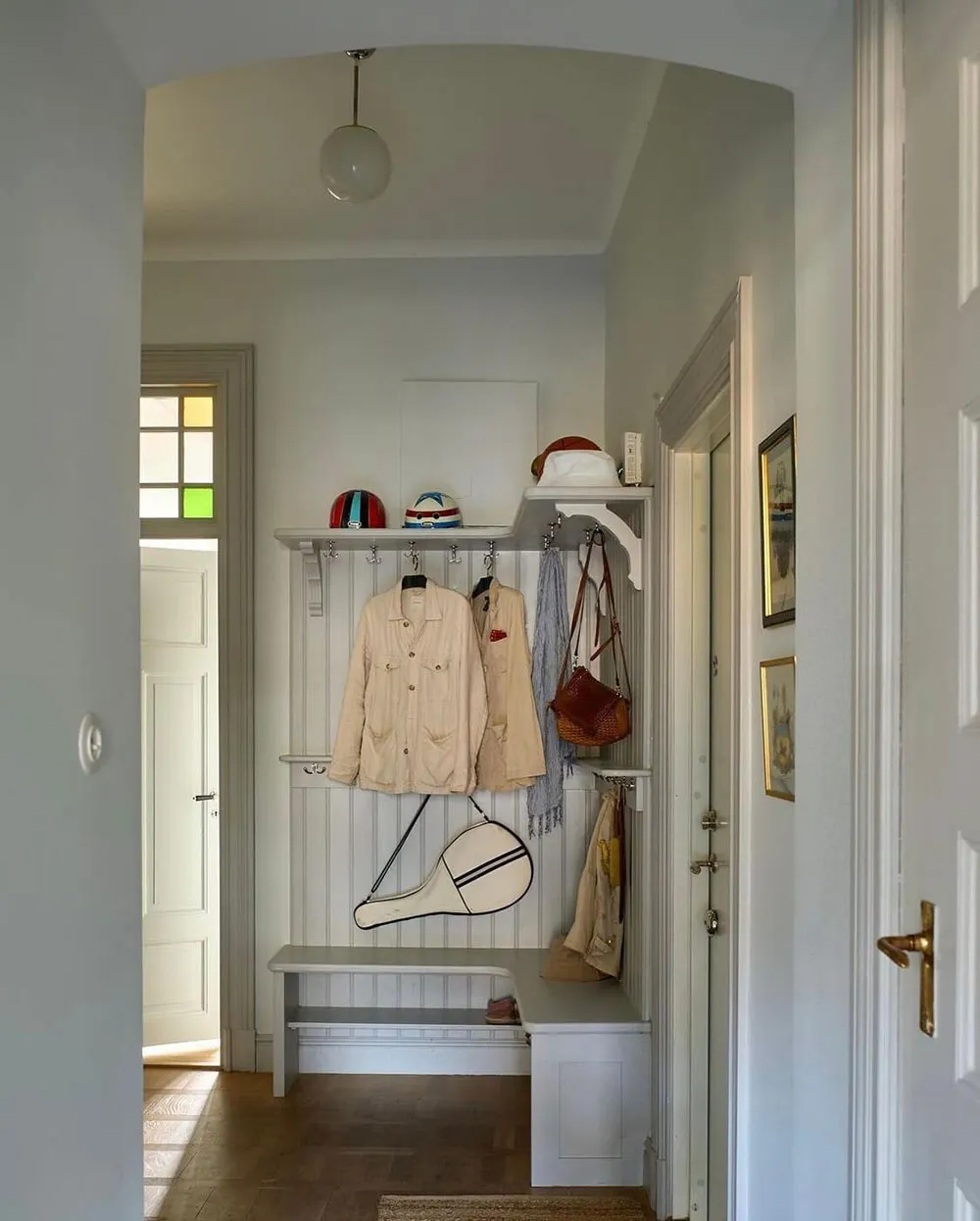 Appartement scandinave avec murs bleus et cuisine verte - Gallery image 10