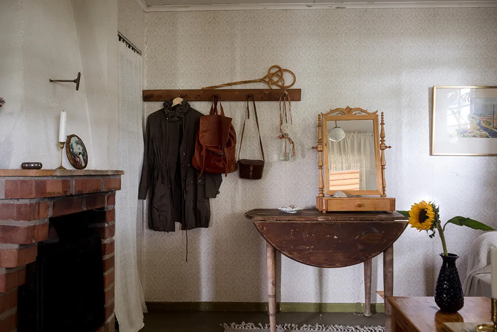 Маленька шведська дача біля озера з душевними інтер'єрами - Gallery image 16