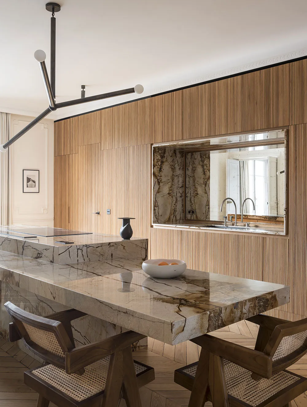 Piękno naturalnego kamienia w eleganckim apartamencie w Paryżu - Gallery image 11