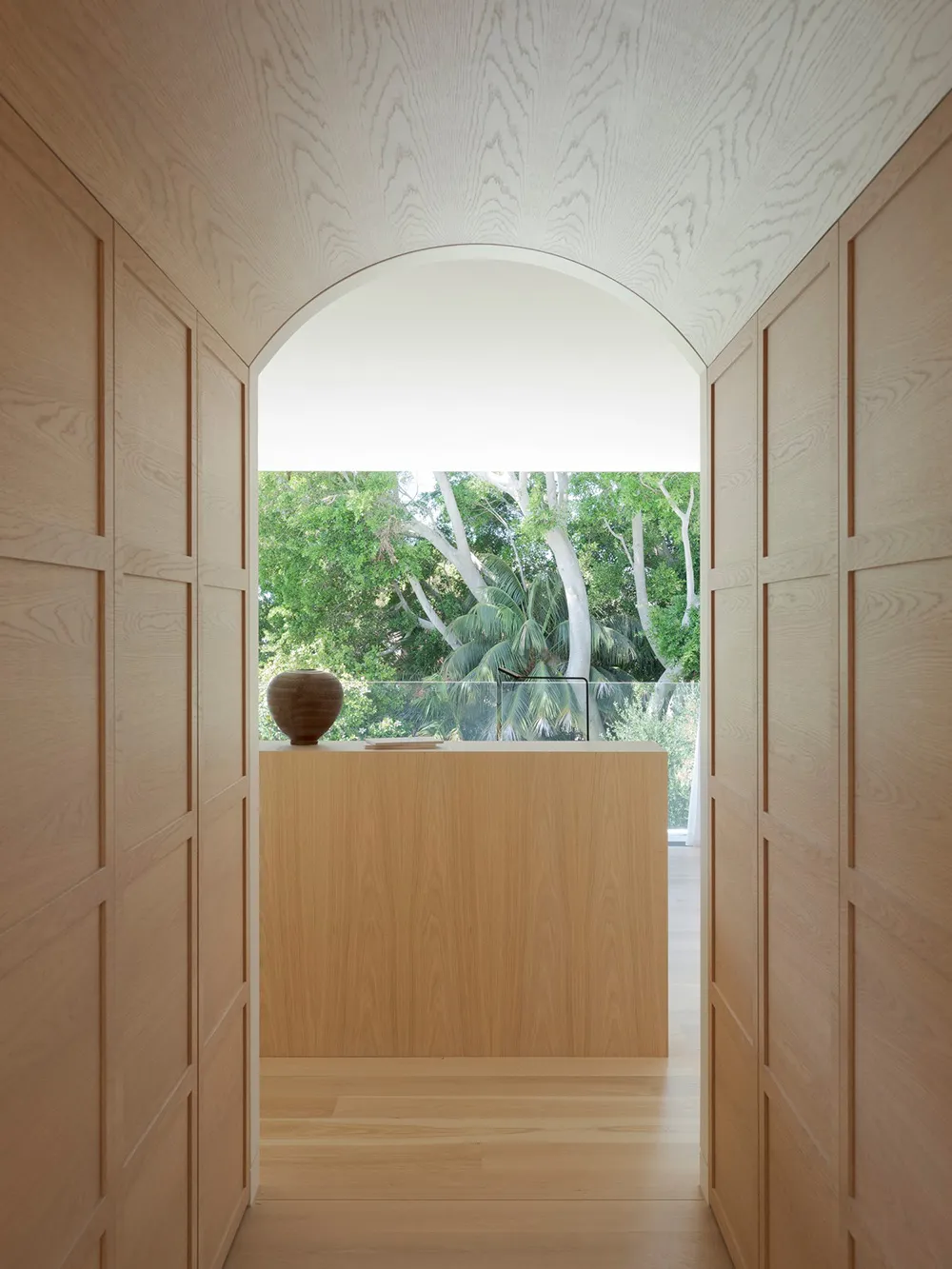 Elegant white interiors against the backdrop of a beautiful garden: house in Sydney - Gallery image 17