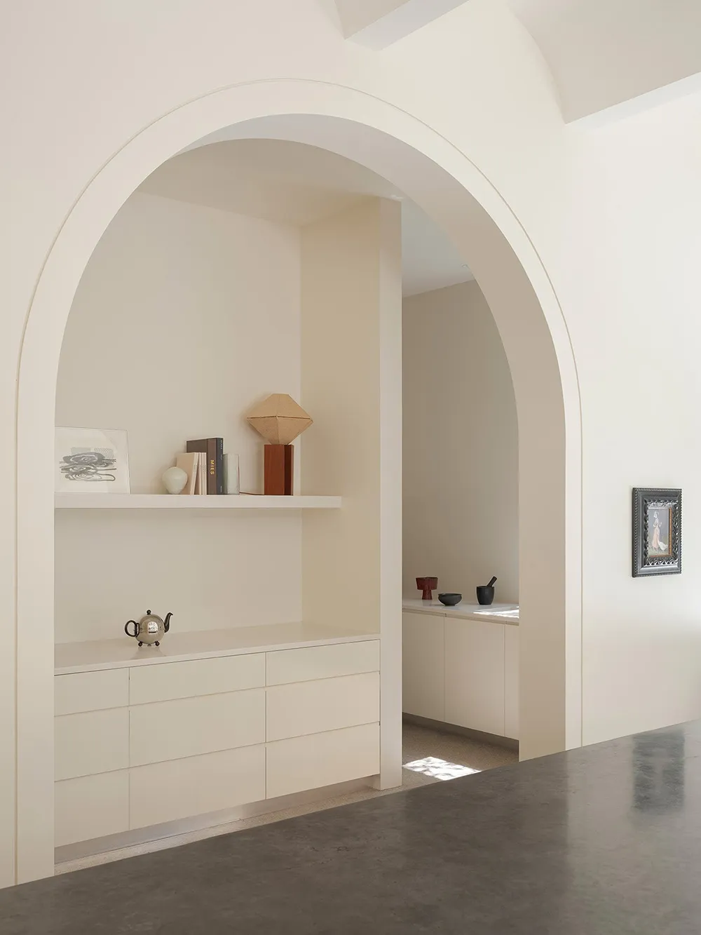 Elegant white interiors against the backdrop of a beautiful garden: house in Sydney - Gallery image 11