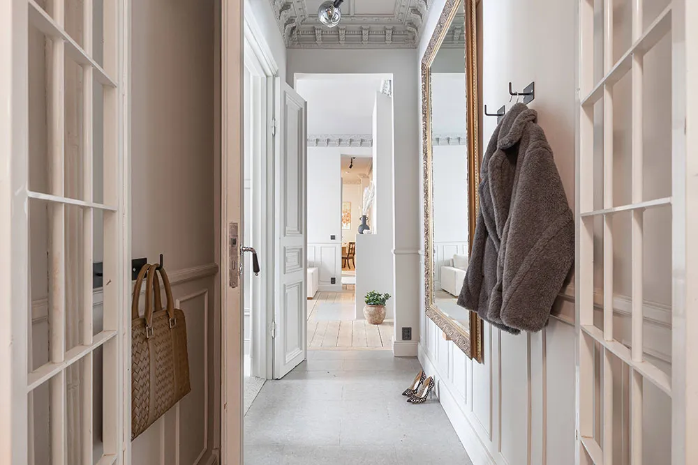 Là-dedans, plafond accentué et meubles élégants : appartement à Stockholm (72 m²) - Gallery image 18