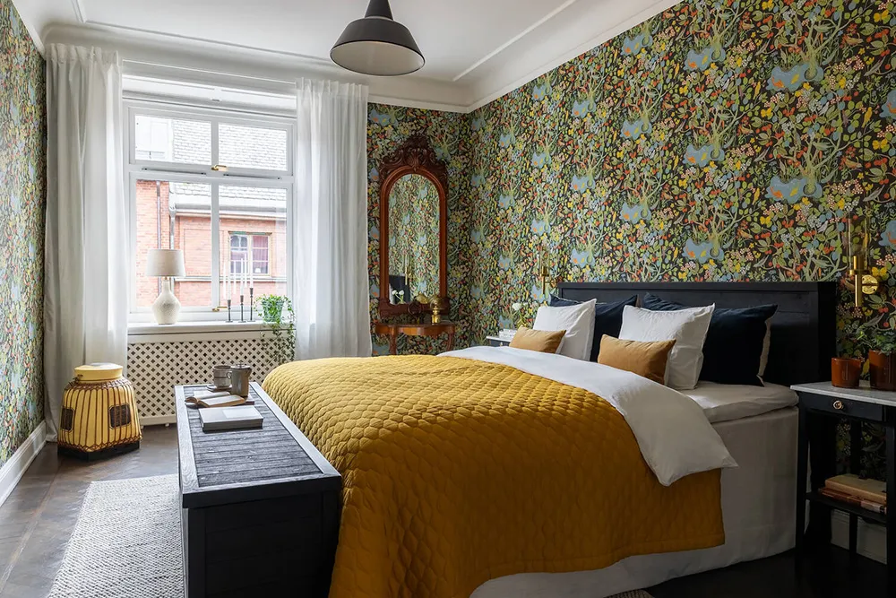 Fond d'écran floral dans le salon et une cuisine rouge : un appartement expressif à Stockholm - Gallery image 20