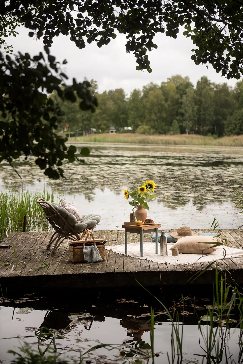 Маленька шведська дача біля озера з душевними інтер'єрами - Gallery image 22