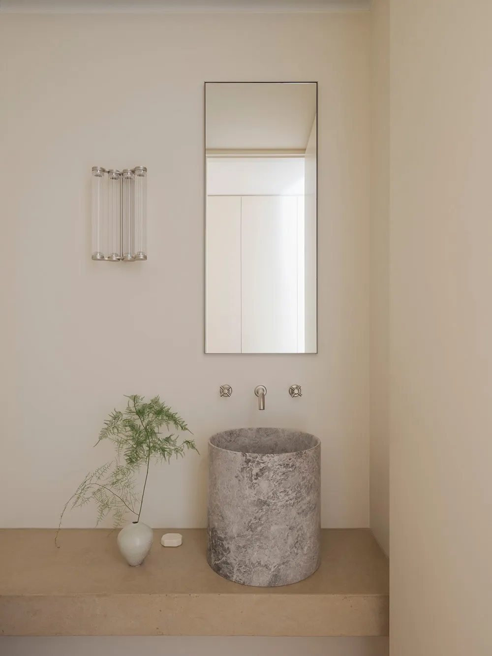 Elegant white interiors against the backdrop of a beautiful garden: house in Sydney - Gallery image 18