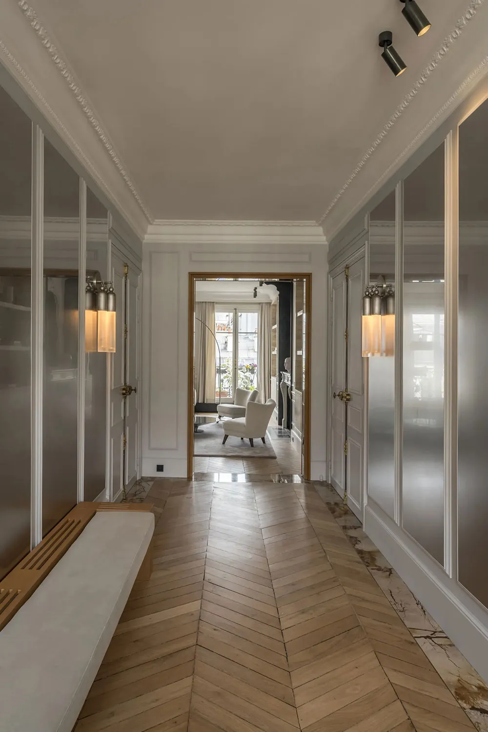 Piękno naturalnego kamienia w eleganckim apartamencie w Paryżu - Gallery image 18