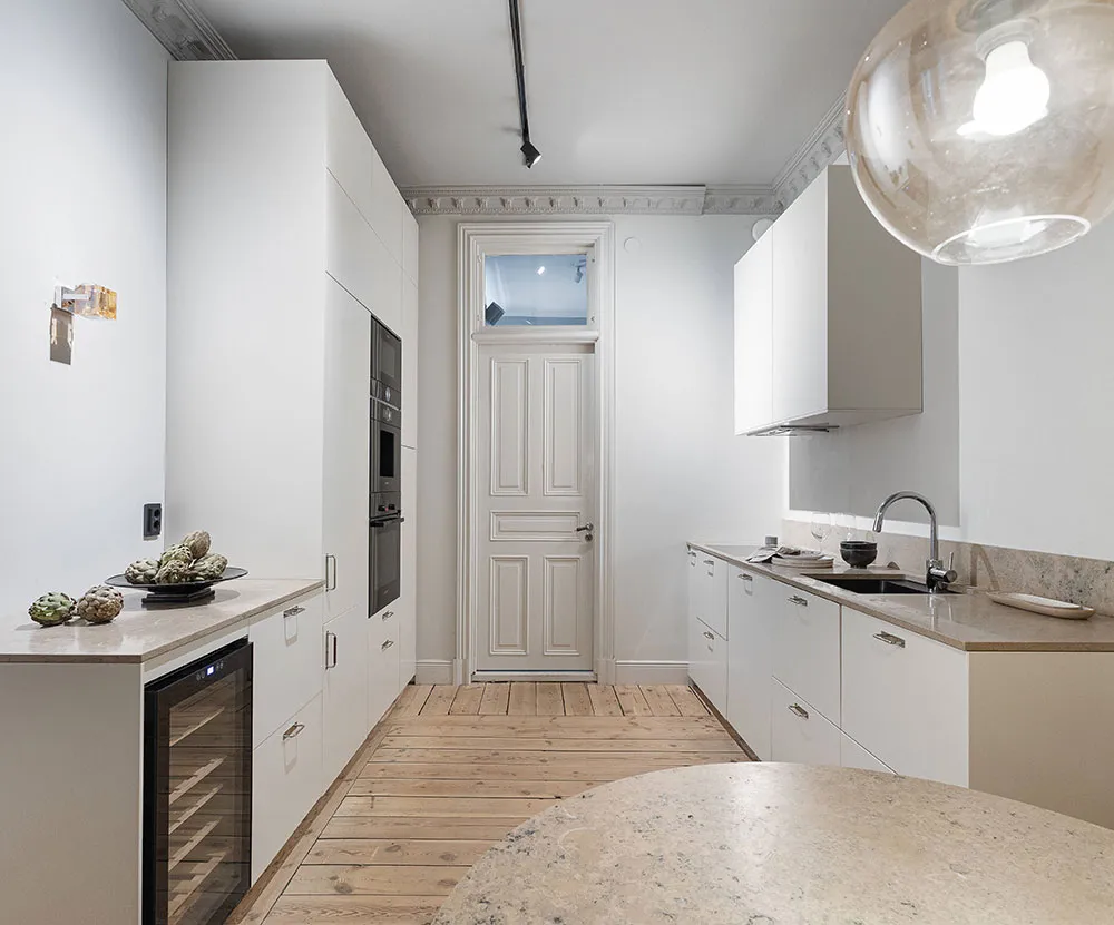 Là-dedans, plafond accentué et meubles élégants : appartement à Stockholm (72 m²) - Gallery image 6