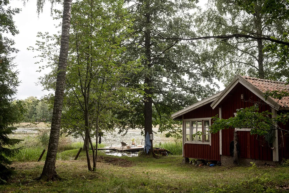 Маленька шведська дача біля озера з душевними інтер'єрами - Gallery image 25