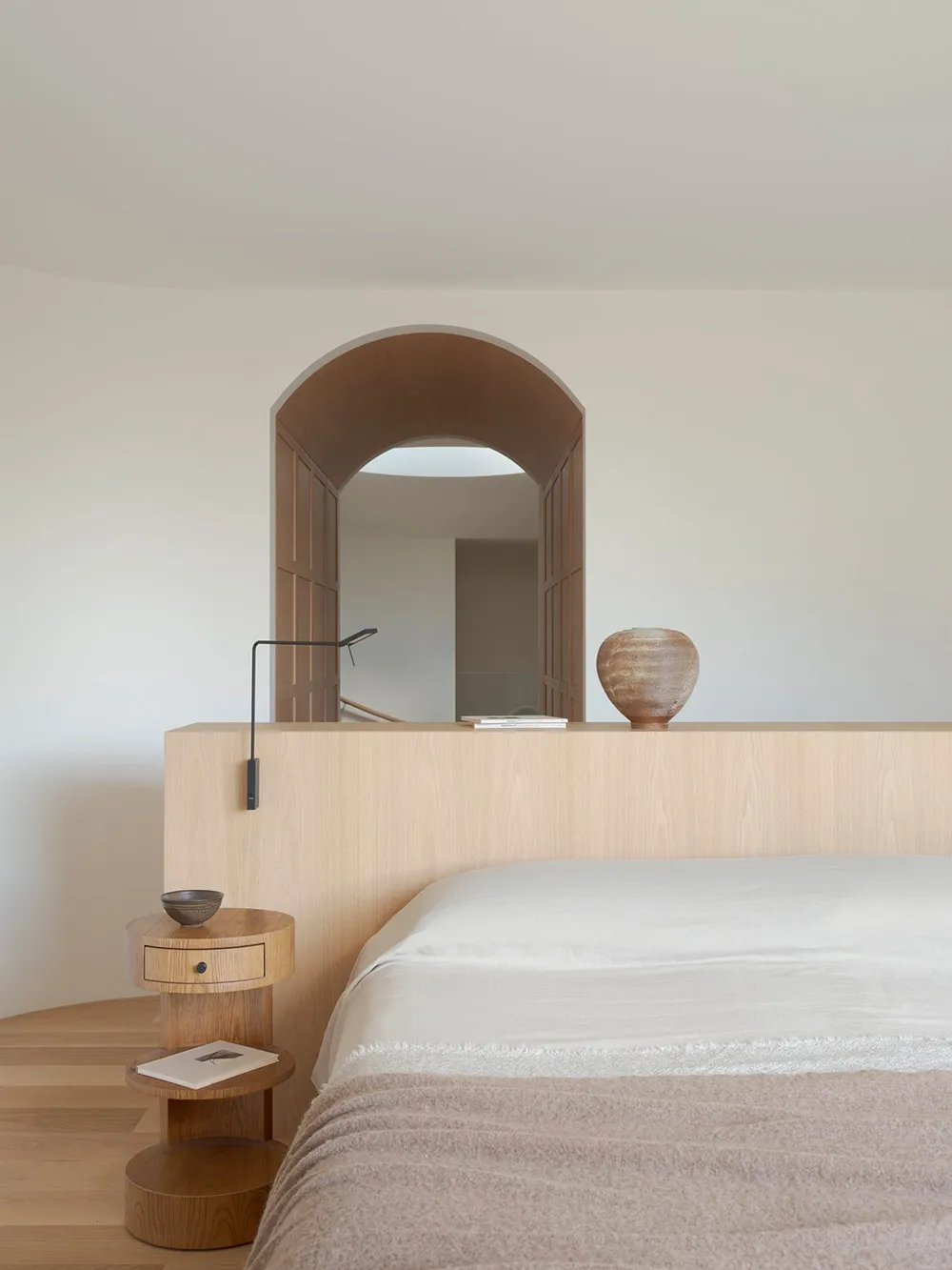 Elegant white interiors against the backdrop of a beautiful garden: house in Sydney - Gallery image 12